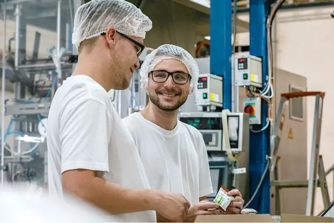 Erbacher Food Intelligence Mitarbeiter Abpackung 4@2x