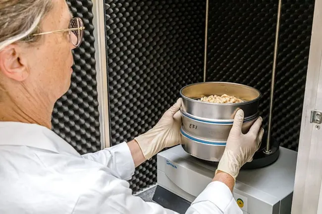 Erbacher Food Intelligence Mitarbeiterin Labor